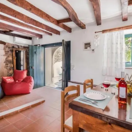 2-bed In Kolivata - Sleeps 4 - Wifi - Parking * Kollivata