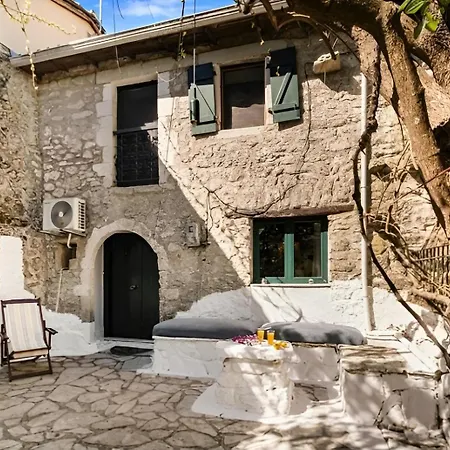2-bed In Kolivata - Sleeps 4 - Wifi - Parking Holiday home