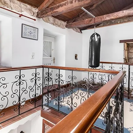 2-bed In Kolivata - Sleeps 4 - Wifi - Parking Holiday home Kollivata