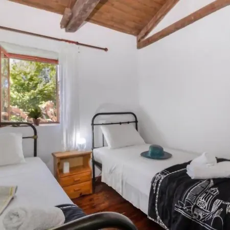 2-bed In Kolivata - Sleeps 4 - Wifi - Parking *
