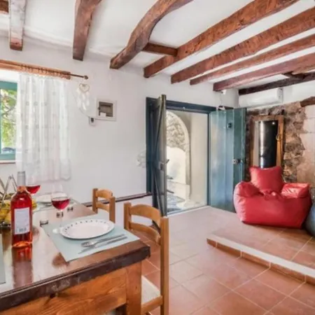 2-bed In Kolivata - Sleeps 4 - Wifi - Parking *