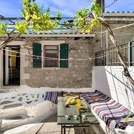 Holiday home 2-bed In Kolivata - Sleeps 4 - Wifi - Parking